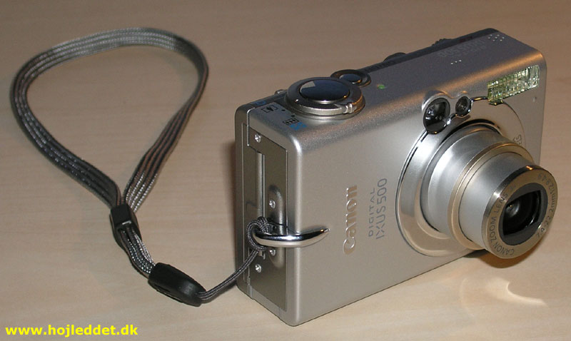 Ixus 500 er forsynet med håndledsstrop, hvilket jeg personligt synes godt om, men jeg har hørt flere brokke sig over den tap som stroppen sidder fast i. Mig generede den ikke under testen.

