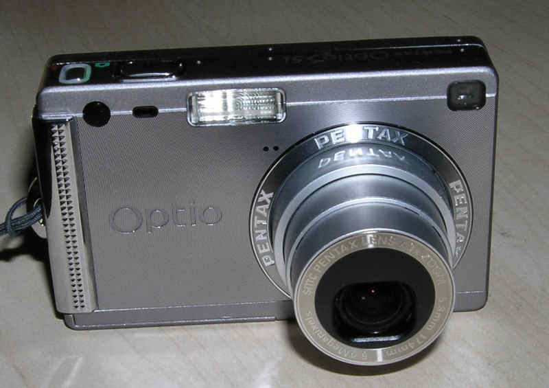 Linsen der har 3x optisk zoom synker helt i fronten når det er slukket (taget med mit Olympus C5060).
