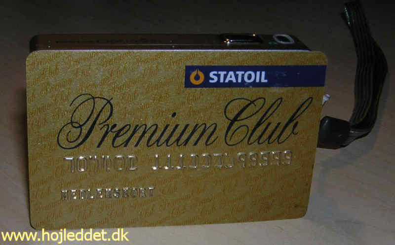 Pentax Optio S5i kan faktisk dækkes af et kreditkort...
