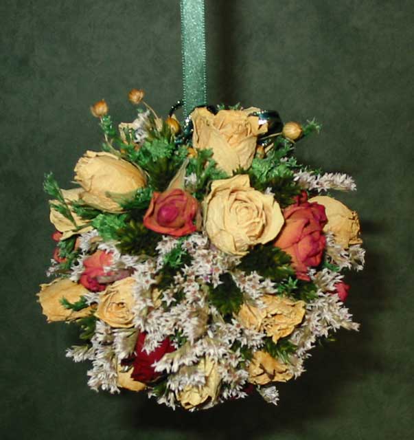 En fin lille buket af tørrede roser mv.
