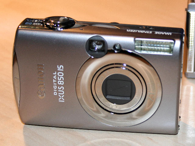 Canon Digital Ixus 850 IS, set forfra.